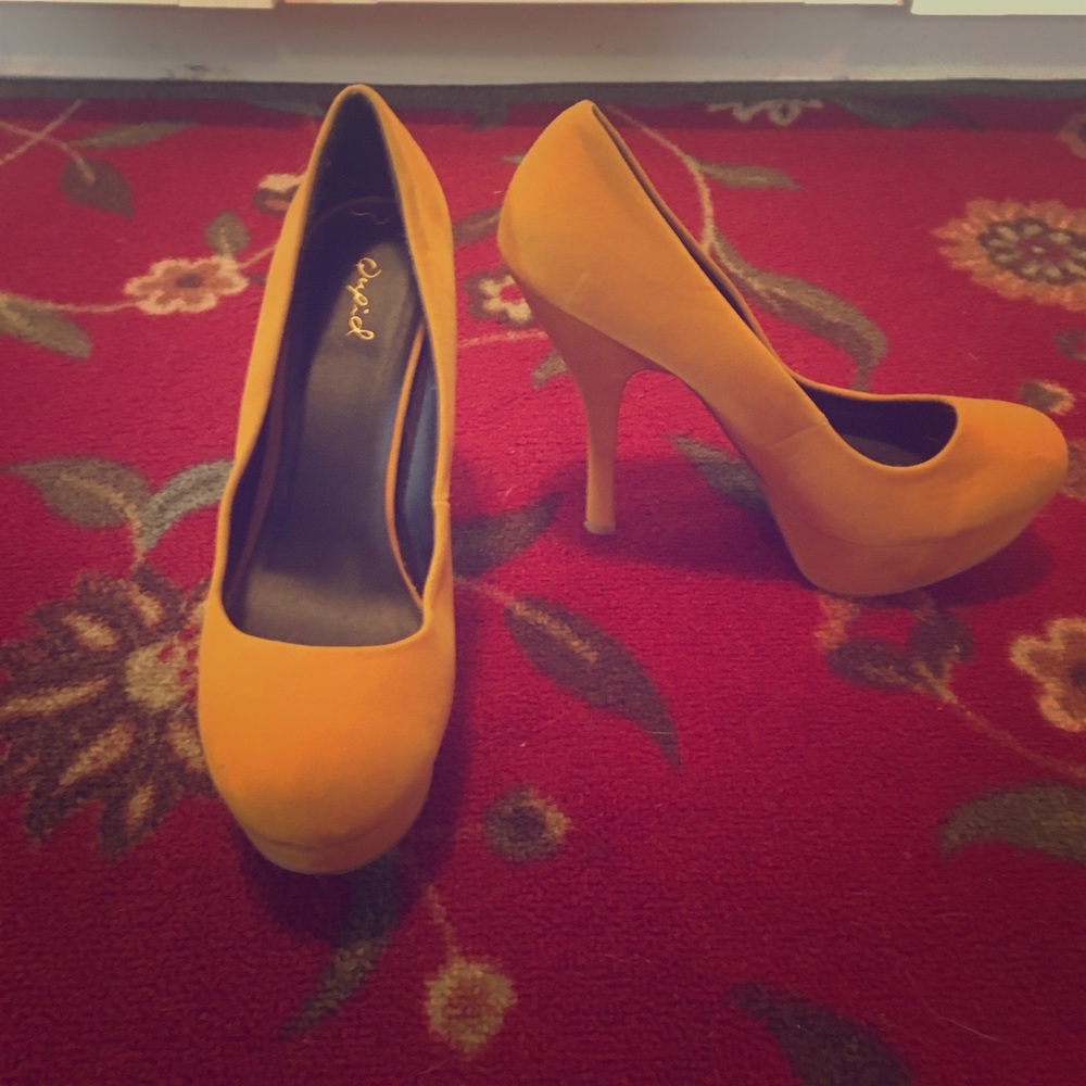 Qupid gold velvet platform heels
